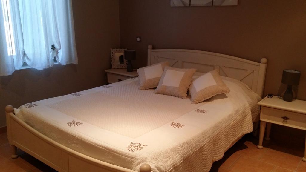 Les Portes Du Soleil Bed and Breakfast Capestang Kamer foto